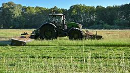 Bevor Landwirte im Frühjahr ihr Grünland mähen, müssen sie die Felder nach dort versteckten Rehkitzen absuchen. | Bild:DPA Bildfunk/Patrick Pleul