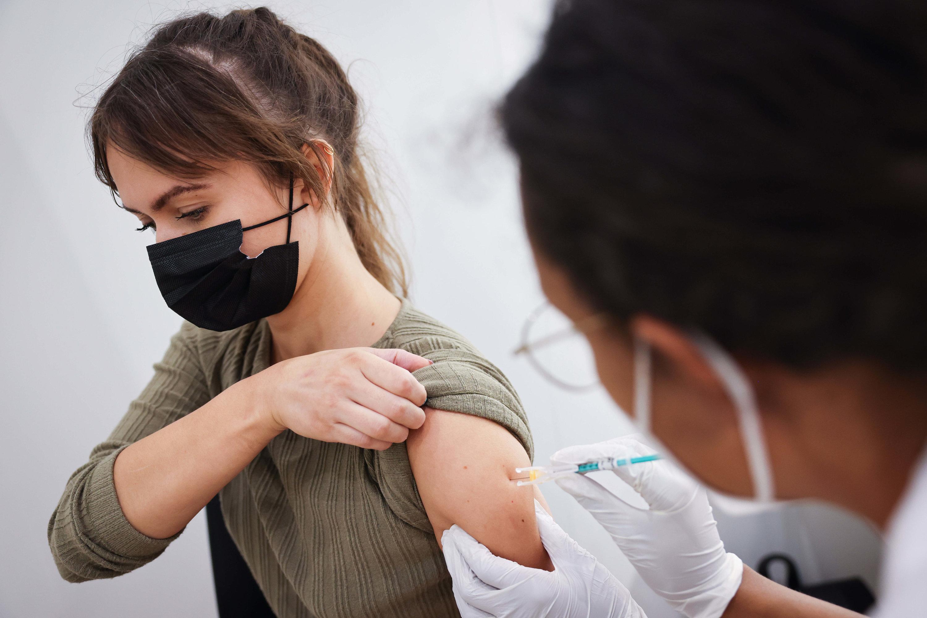 Image accompanying a variante delta è più innocua delle varianti precedenti, ma le persone con doppia vaccinazione hanno più probabilità di morire a causa della variante delta ris