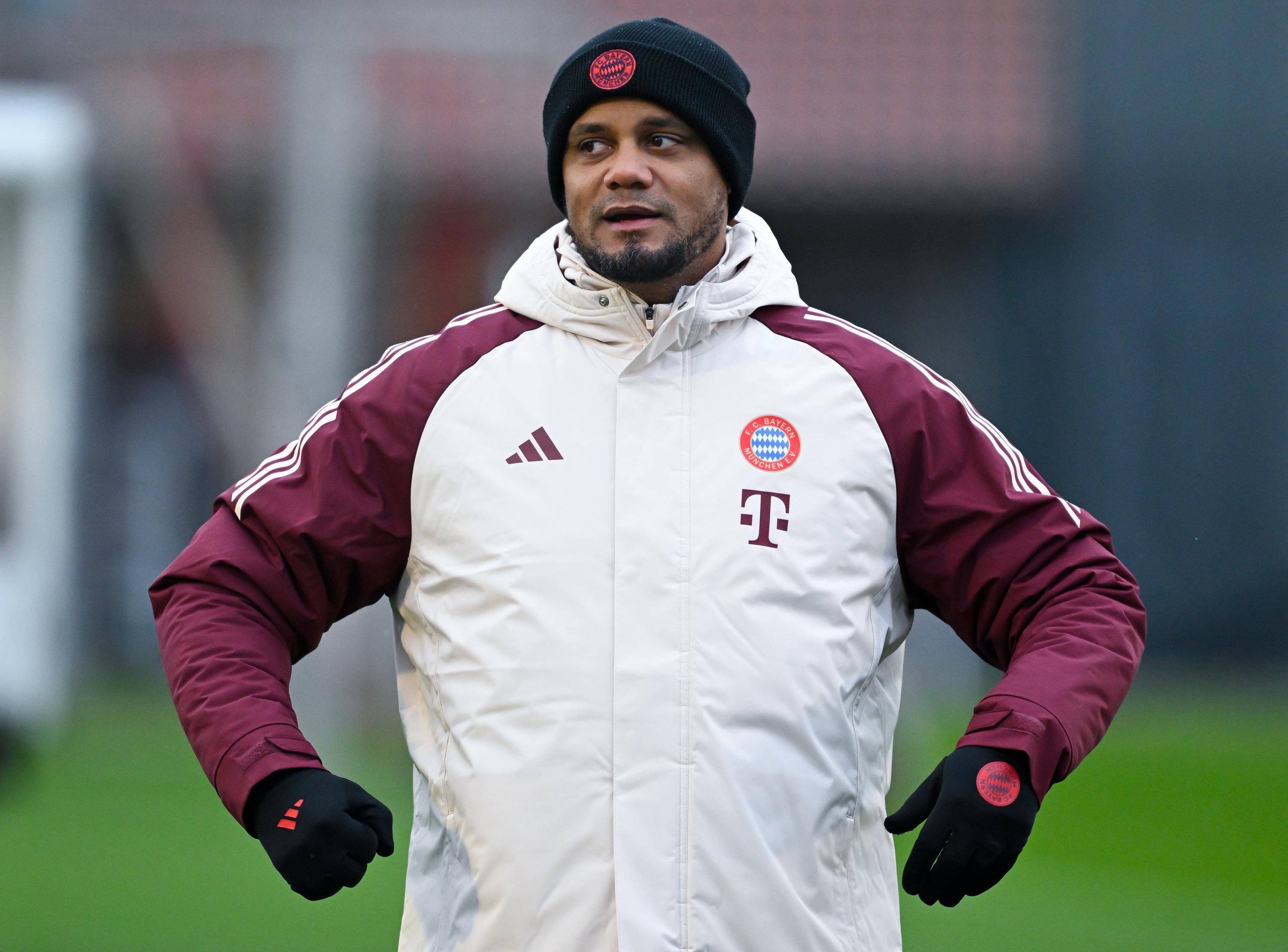 09.12.2024, Bayern, München: Fußball: Champions League, Schachtar Donezk - FC Bayern München, Vorrunde, 6. Spieltag. Abschlusstraining FC Bayern auf dem Trainingsgelände an der Säbener Straße. Trainer Vincent Kompany von München verfolgt das Training. Foto: Sven Hoppe/dpa +++ dpa-Bildfunk +++