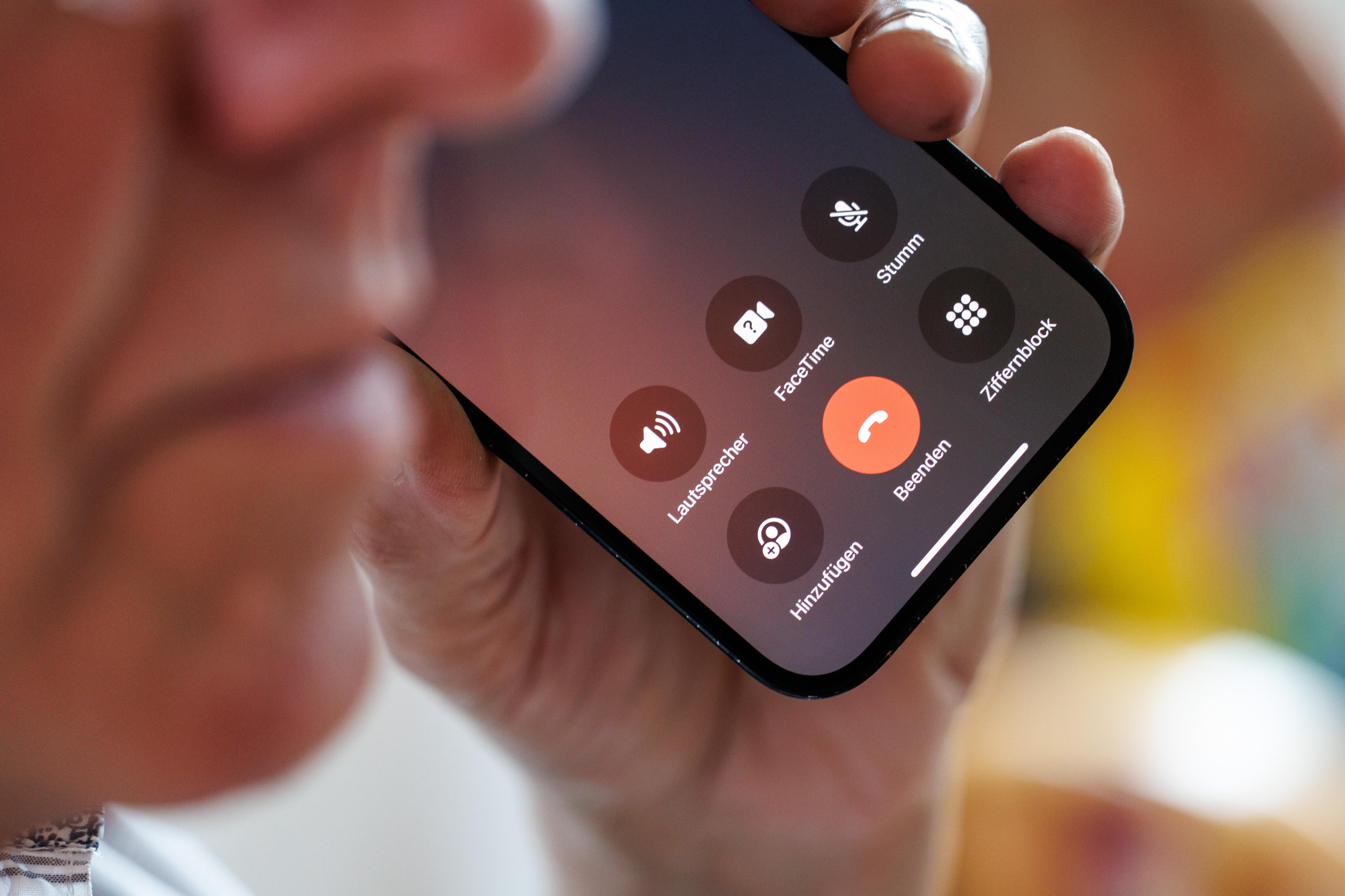 Ein älterer Mann telefoniert (Symbolbild)