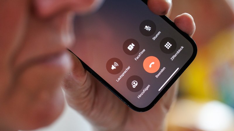 Ein älterer Mann telefoniert (Symbolbild) | Bild: picture alliance / dpa | Matthias Balk Ein älterer Mann telefoniert (Symbolbild)