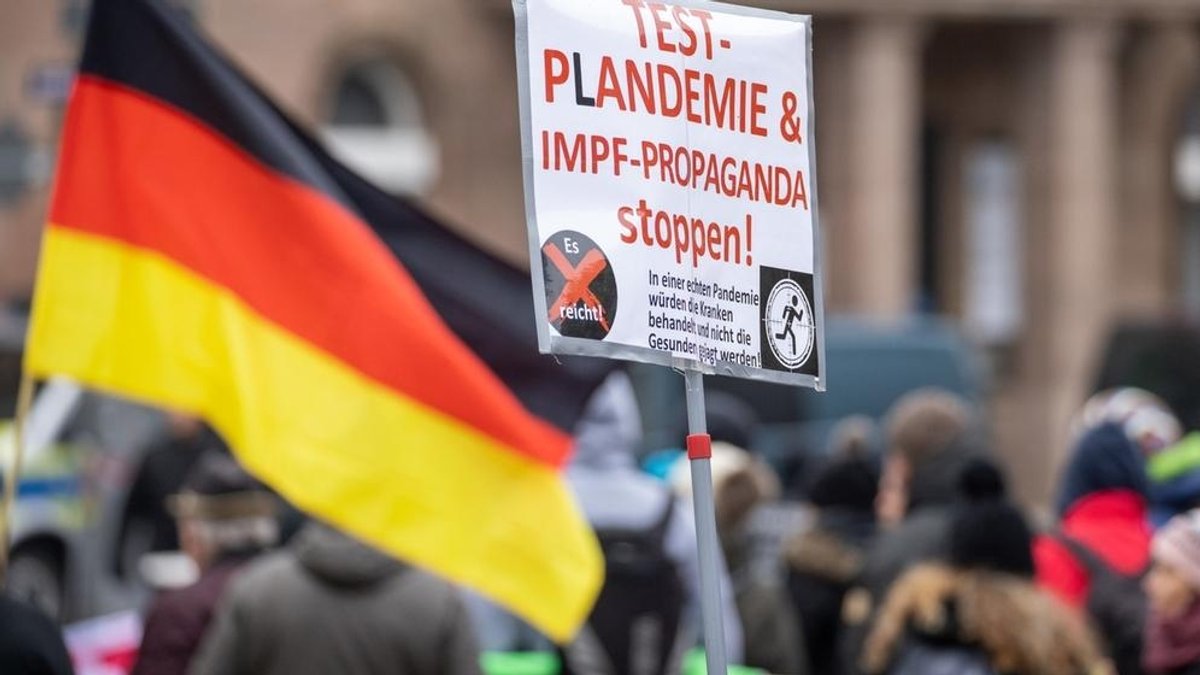 19.12.2021, Bayern, Nürnberg: Teilnehmer einer Demonstration der AfD gegen staatliche Corona-Maßnahme tragen ein Transparent mit der Aufschrift "Test-Plandemie und Impfpropaganda stoppen". Foto: -/dpa +++ dpa-Bildfunk +++