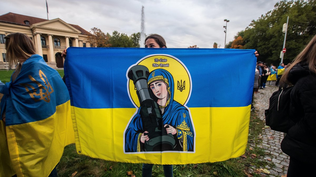 Frauen mit der Ukraine-Flagge
