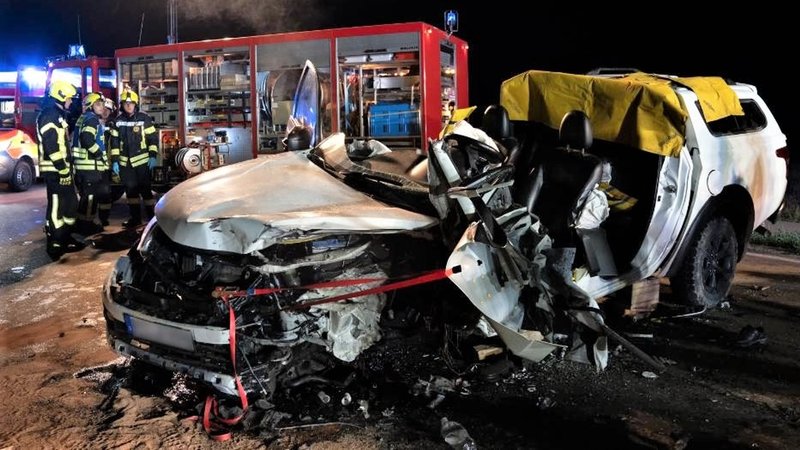 Zerstörtes Unfallauto bei Osterhofen mit abgeschnittenem Dach | Bild: Th. Krenn/zema-medien Zerstörtes Unfallauto bei Osterhofen mit abgeschnittenem Dach