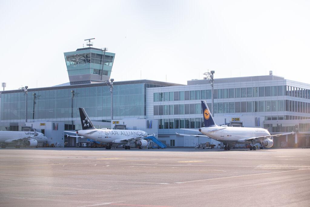 Geparkte Flugzeuge der Fluggesellschaft "Lufthansa" stehen auf dem Vorfeld des Münchner Flughafens.