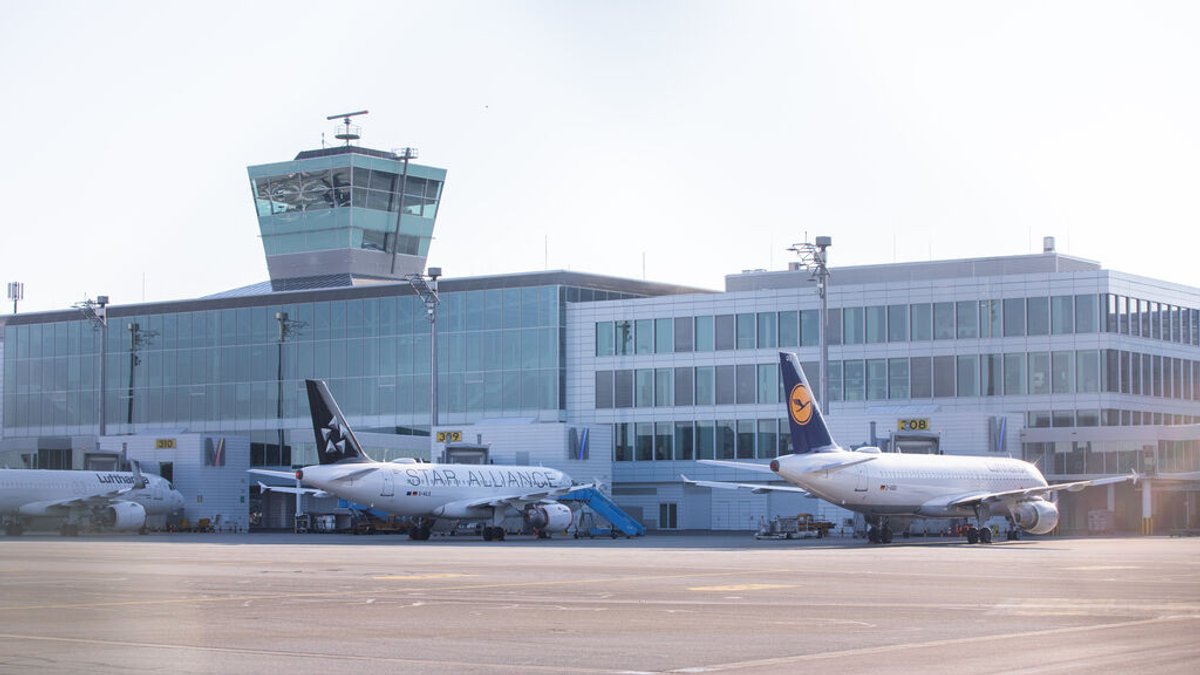 Geparkte Flugzeuge der Fluggesellschaft "Lufthansa" stehen auf dem Vorfeld des Münchner Flughafens.