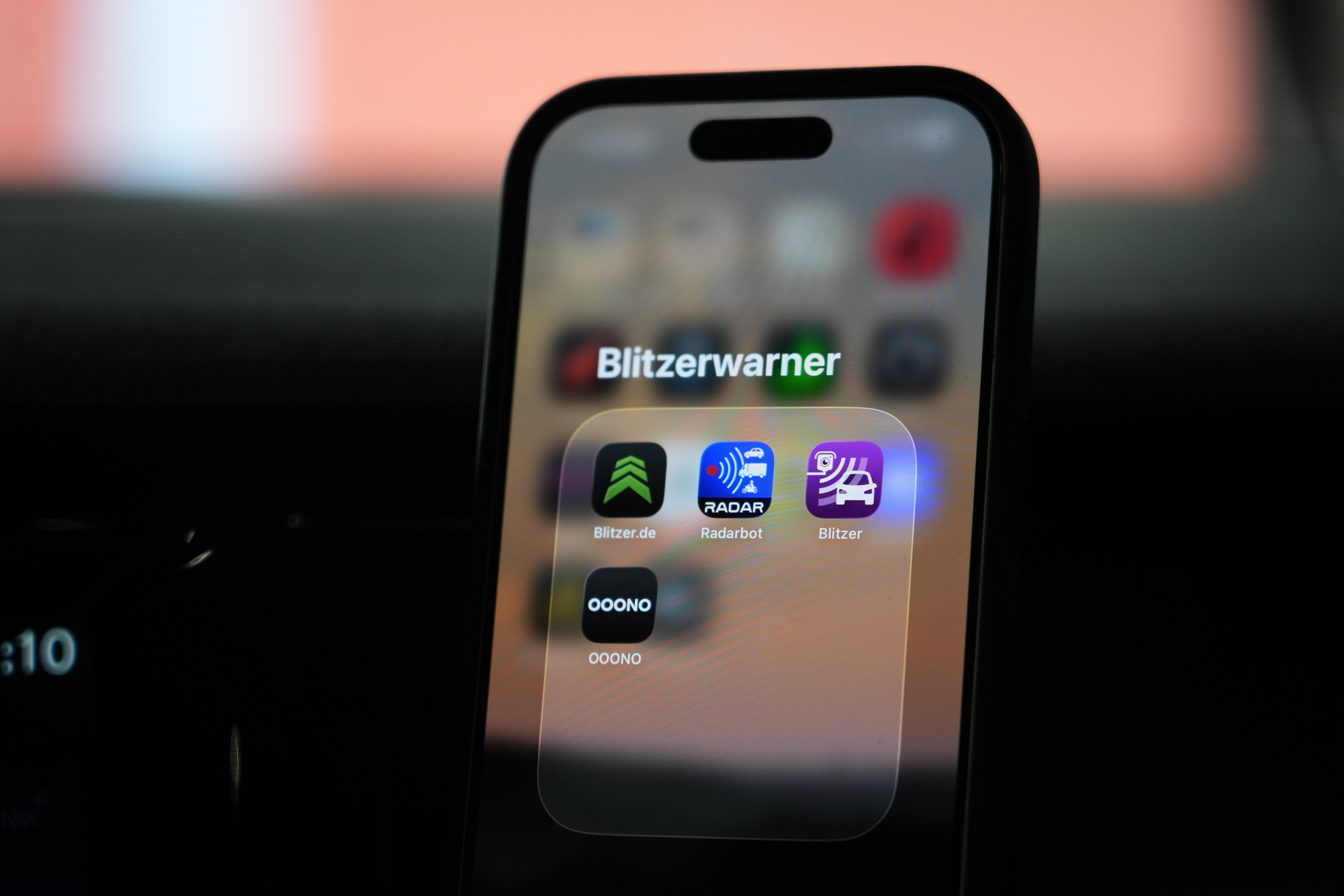 Unterschiedliche Blitzerwarner auf einem Smartphone
