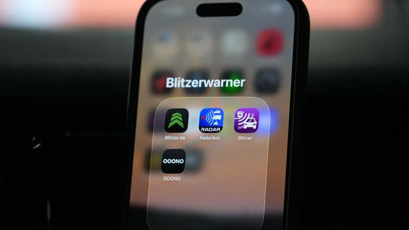 Unterschiedliche Blitzerwarner auf einem Smartphone | Bild: BR / Dominik Einzel Unterschiedliche Blitzerwarner auf einem Smartphone