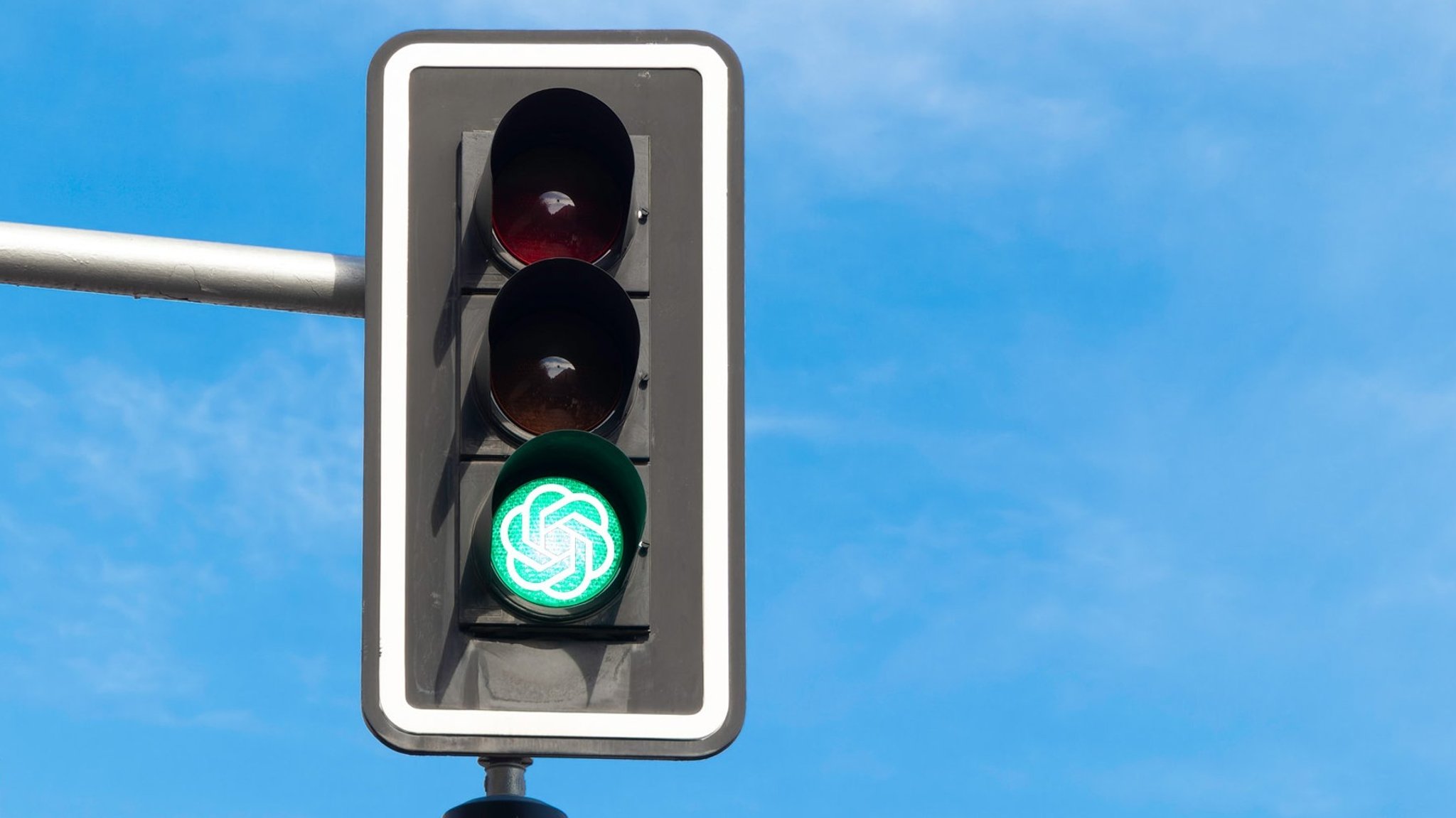 Grüne Ampel mit ChatGPT-Logo. 