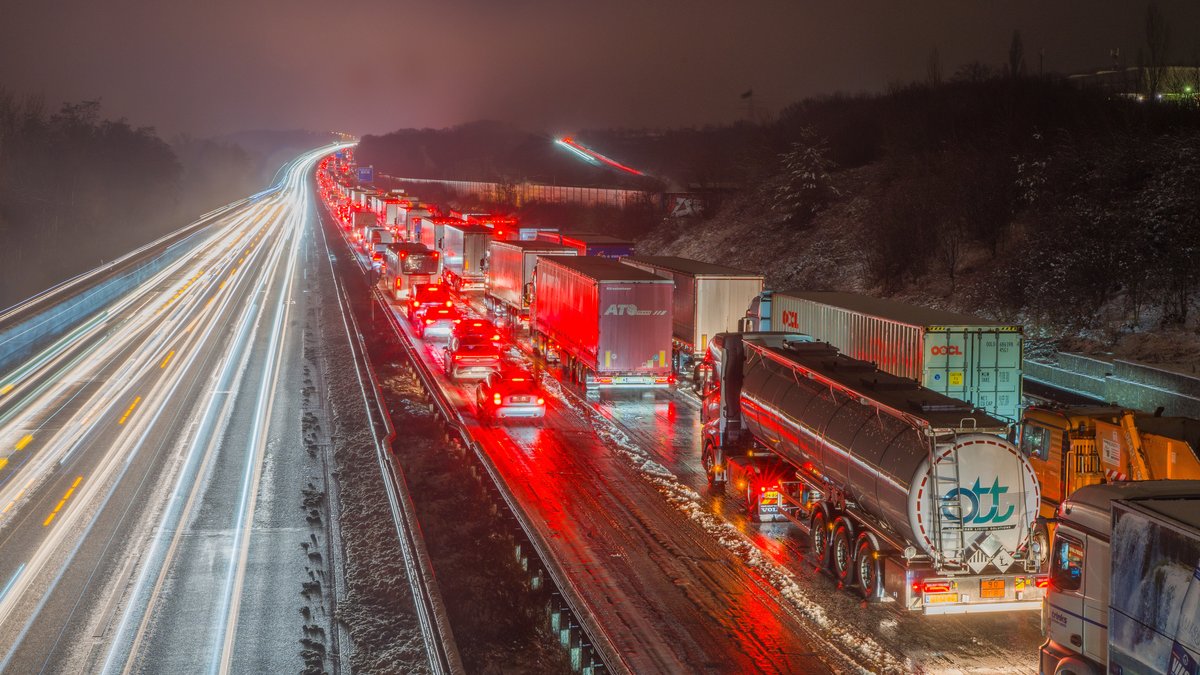 Starker Schneefall führt zu Megastau und Flugausfällen in Hessen