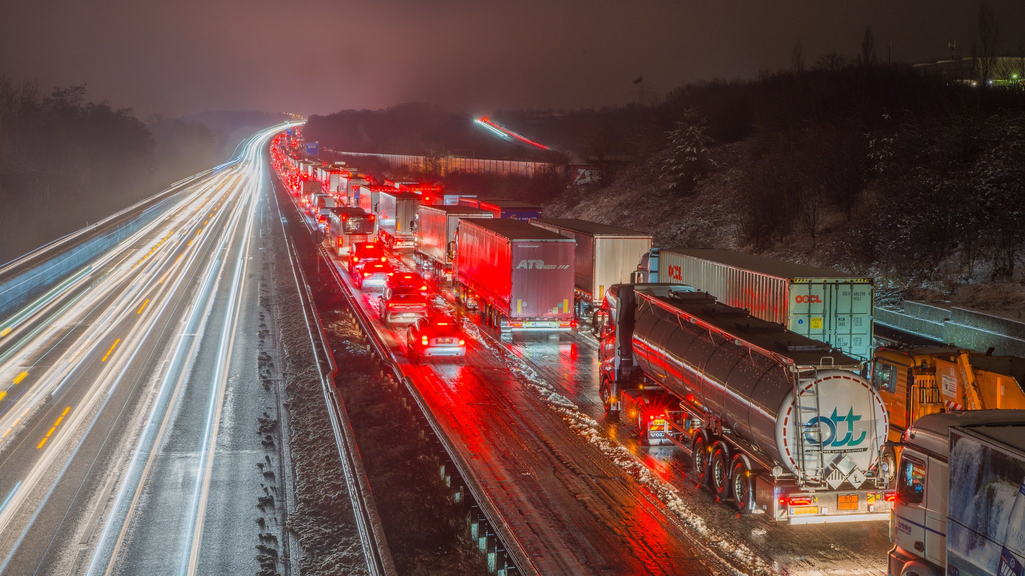Starker Schneefall führt zu Megastau und Flugausfällen in Hessen