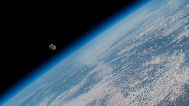 Die Erde und der Mond, aus Sicht der internationalen Raumstation.