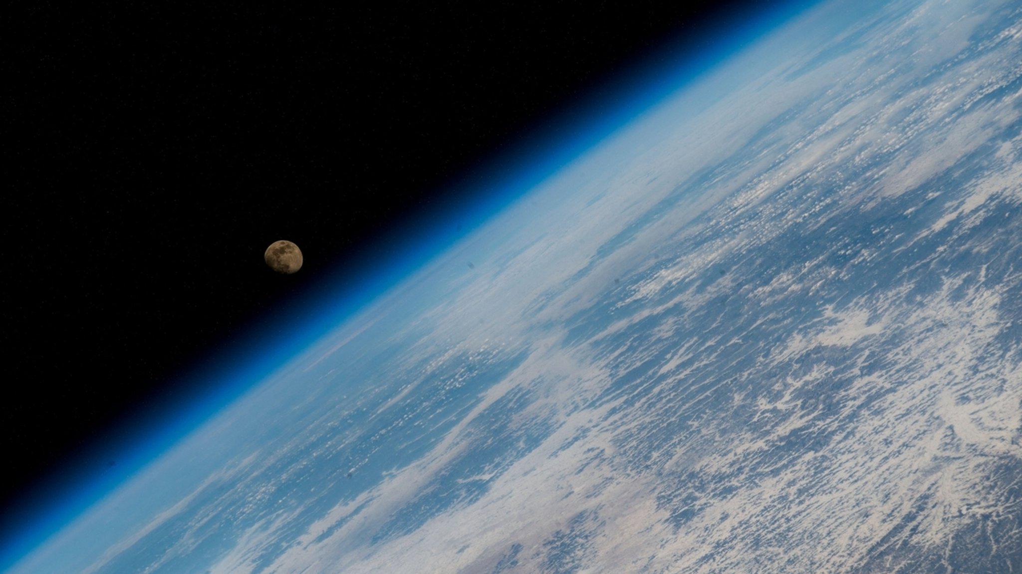 Die Erde und der Mond, aus Sicht der internationalen Raumstation.