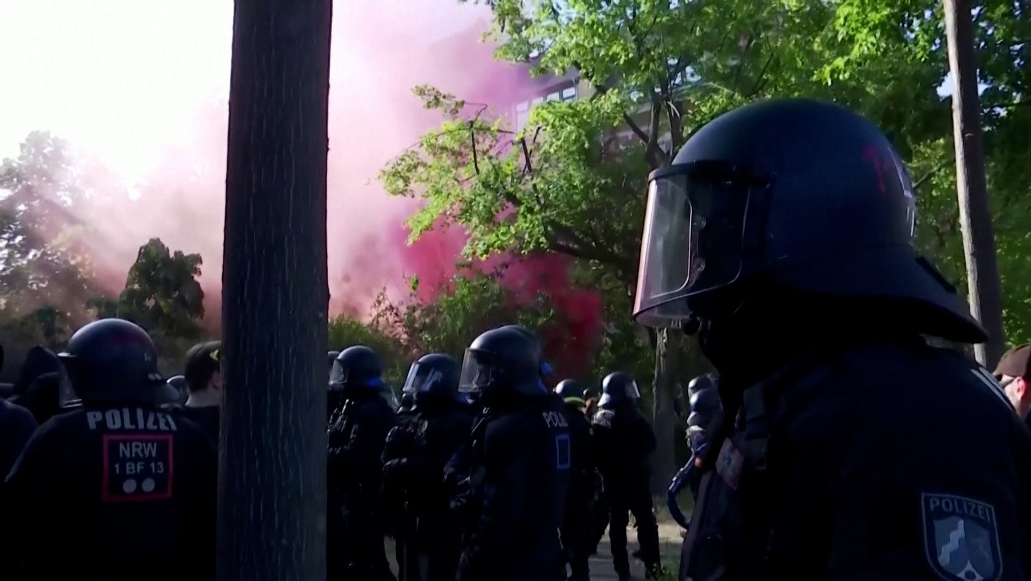 Polizisten bei einem Einsatz bei Protesten von linken Gruppen gegen das Urteil im Fall Lina E.