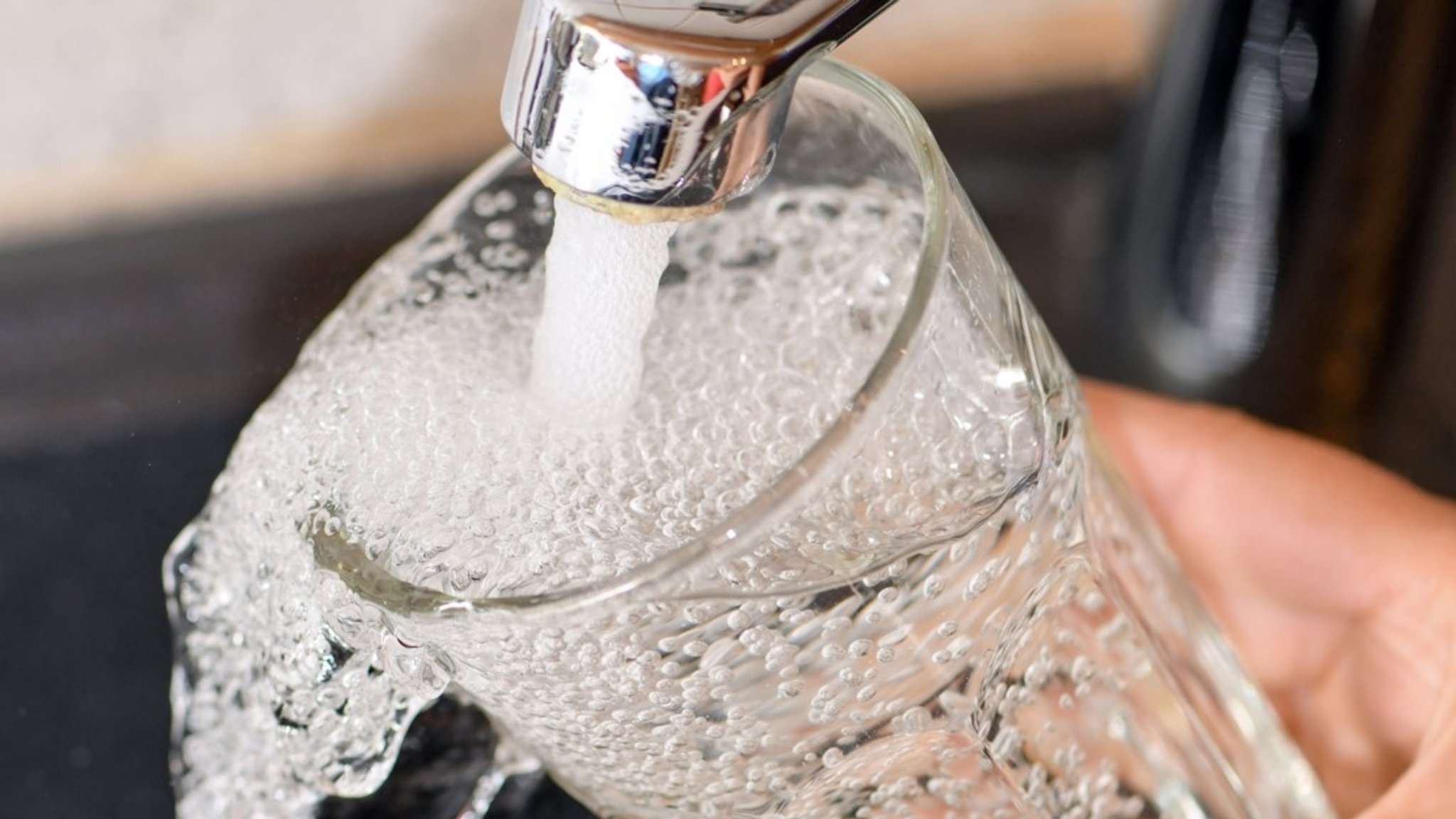 Trinkwasser aus der Leitung in Tirschenreuth muss weiter abgekocht werden. | Bild: Patrick Pleul/dpa bildfunk Trinkwasser aus der Leitung in Tirschenreuth muss weiter abgekocht werden.