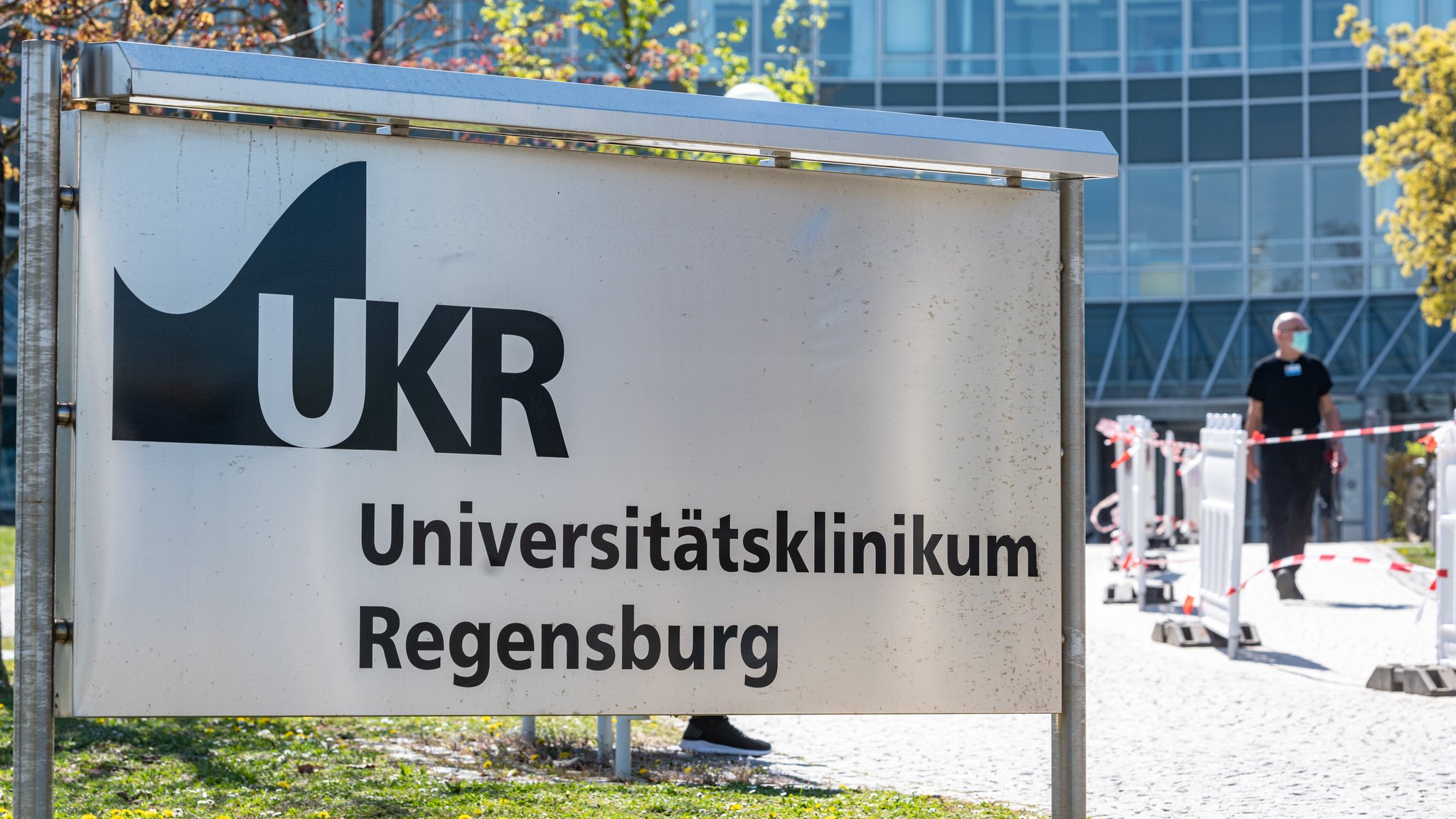 "Universitätsklinikum Regensburg" steht auf einem Schild vor der Klinik.