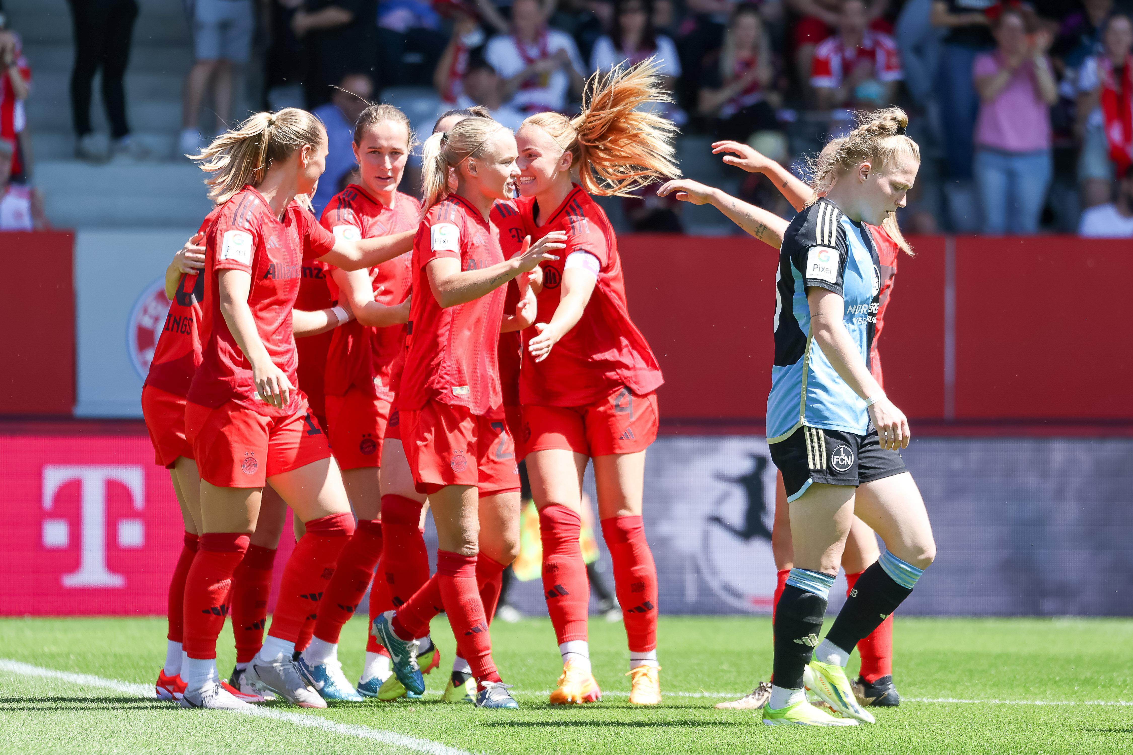 Jubelnde Spielerinnen FC Bayern Frauen