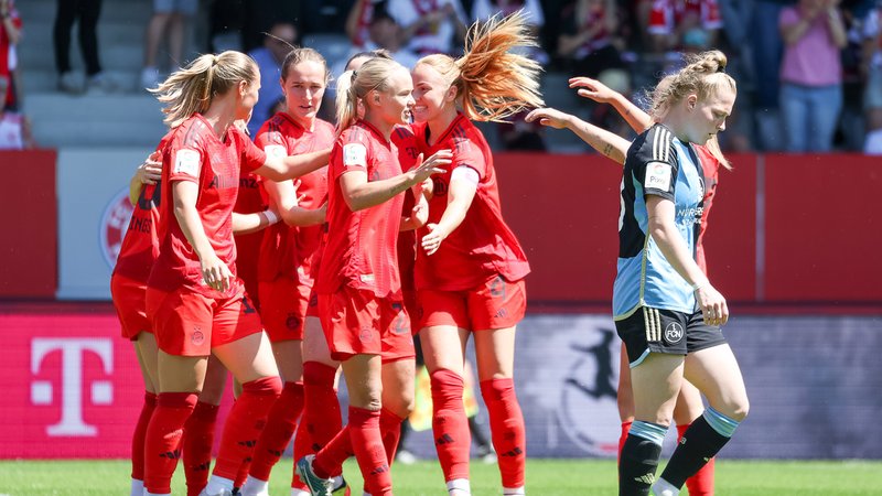 Jubelnde Spielerinnen FC Bayern Frauen | Bild: picture-alliance/dpa Jubelnde Spielerinnen FC Bayern Frauen