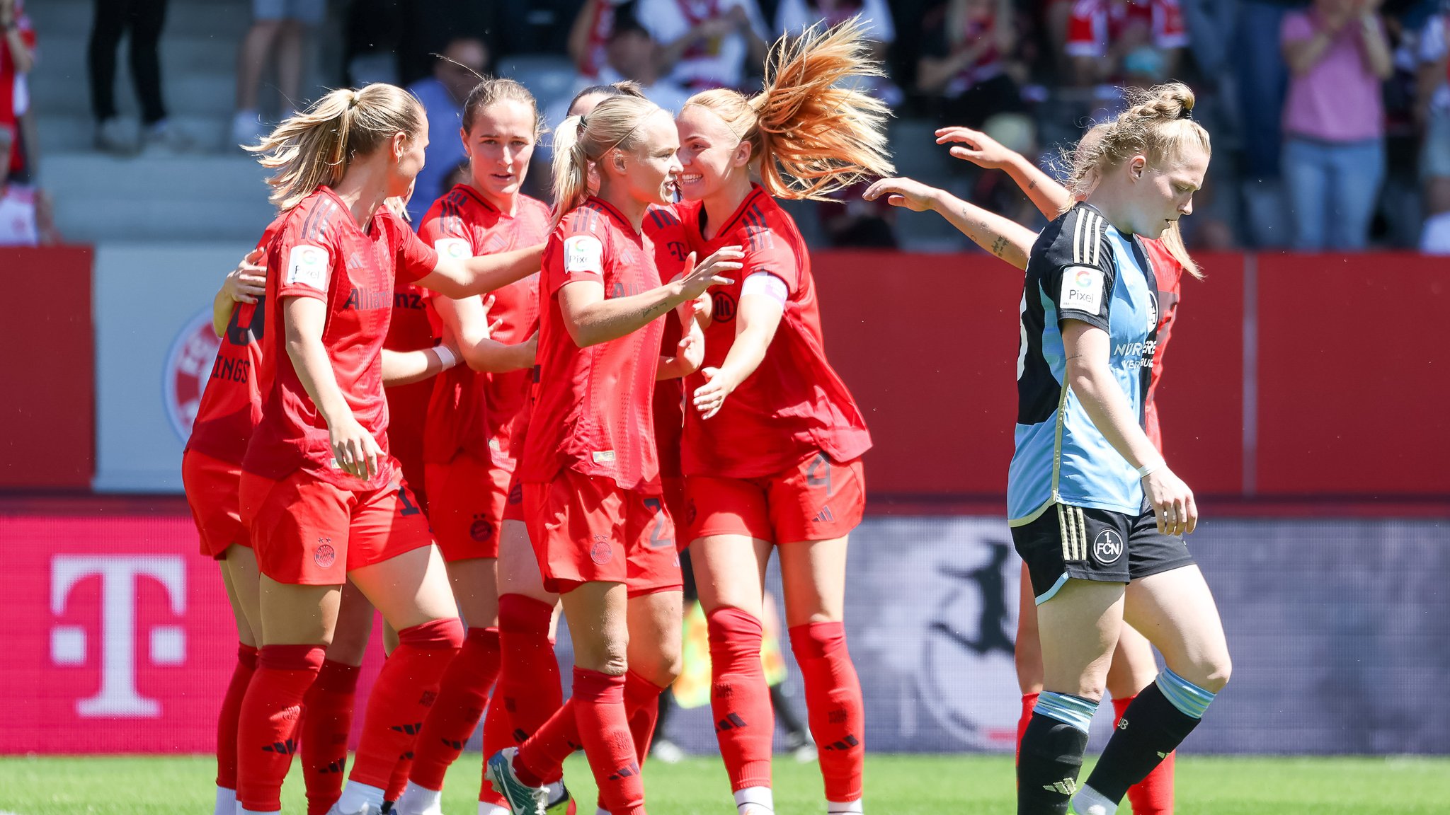 Jubelnde Spielerinnen FC Bayern Frauen