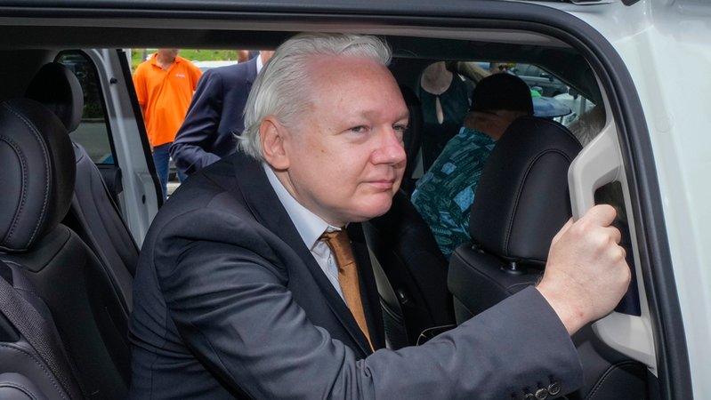 26.06.2024, USA, Saipan: WikiLeaks-Gründer Julian Assange verlässt das Bundesgericht in Saipan. 