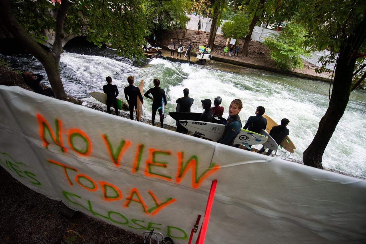 Munchner Eisbachwelle Surfer Bauen Aus Protest Sichtschutz Br24
