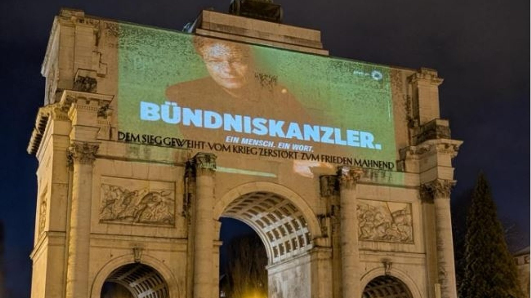 Habeck-Werbung am Münchner Siegestor - nun gibt es eine Anzeige gegen die Macher.