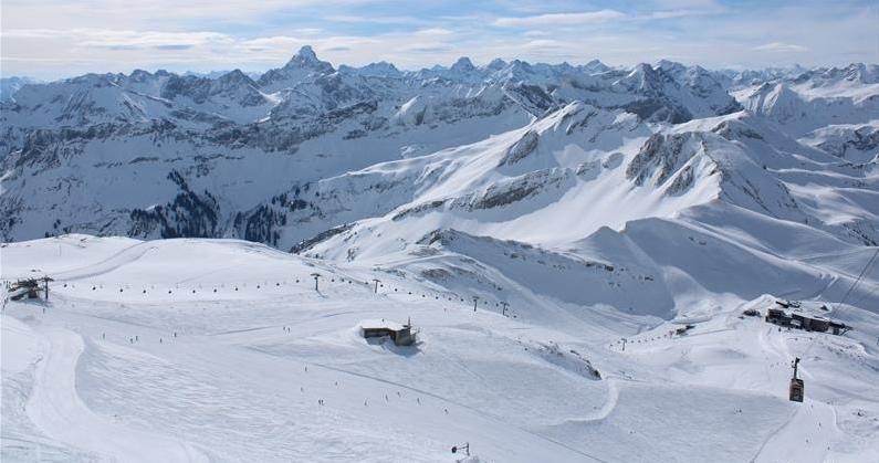 Verschneite Berglandschaft. Blick vom Nebelhorn Richtung Südosten
