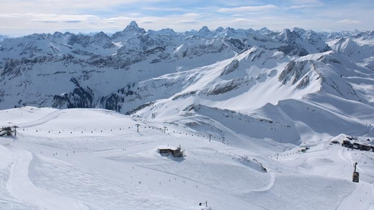 Frühling am Alpenrand – winterliche Bedingungen in den Bergen