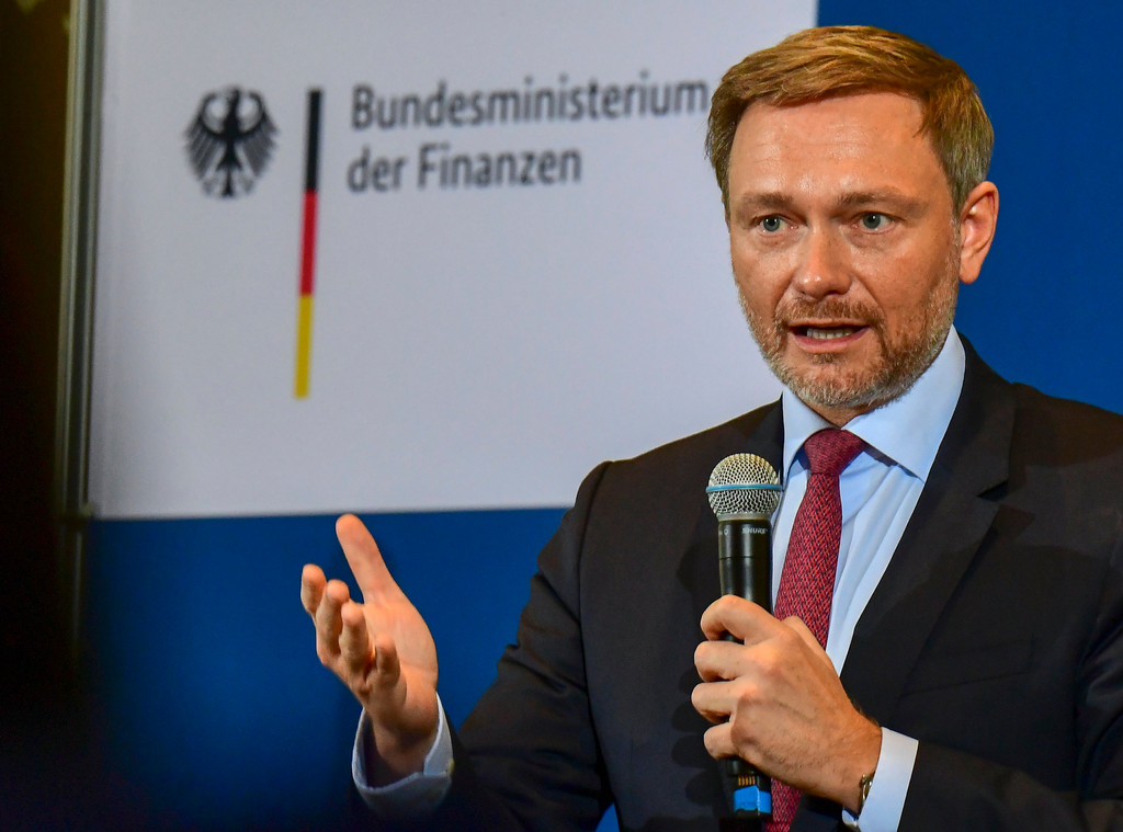 Finanzminister Lindner will den Grundfreibetrag bei der Steuer im kommenden Jahr stärker erhöhen als zunächst geplant.