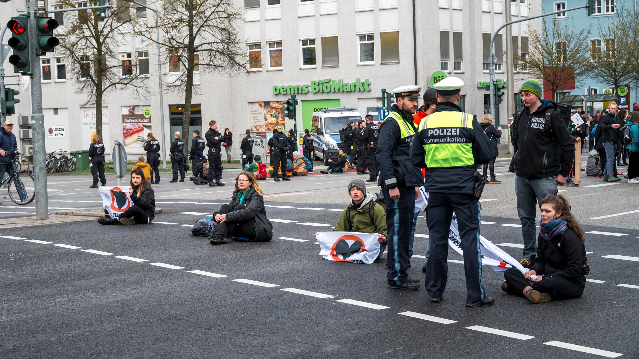 Sitzblockade auf einer Kreuzung in Regensburg