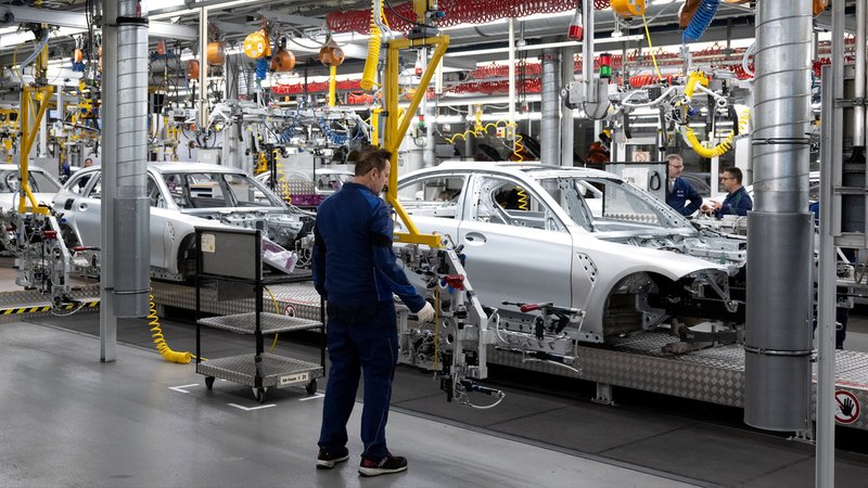 VW steckt in einer Krise und will Werke in Deutschland schließen. Zehntausende Jobs könnten gefährdet sein – auch bei zahlreichen Zulieferern. | Bild: Bayerischer Rundfunk 2024 VW steckt in einer Krise und will Werke in Deutschland schließen. Zehntausende Jobs könnten gefährdet sein – auch bei zahlreichen Zulieferern.
