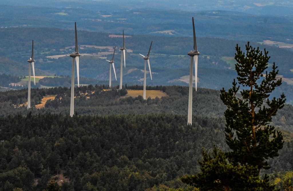 Ein Windpark in einem Wald in Frankreich