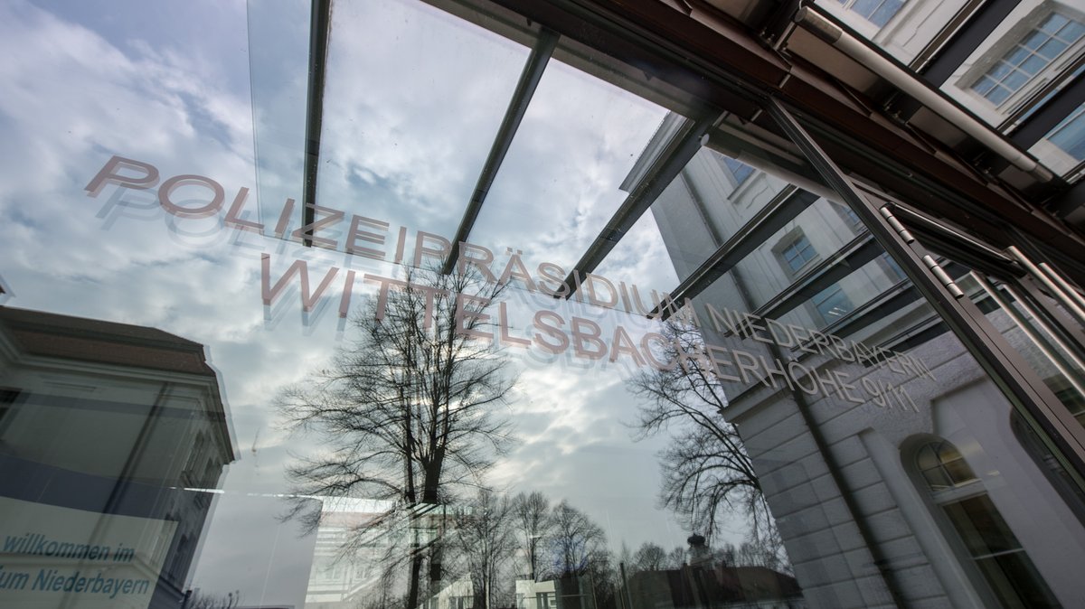 "Polizeipräsidium Niederbayern" steht auf einer Glasscheibe am Eingang zum Präsidium in Straubing