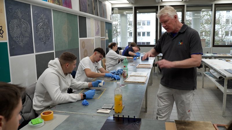 Immer weniger junge Menschen sind zufrieden mit ihrer Ausbildung. Das hat eine Umfrage der bayerischen DGB-Jugend ergeben. | Bild: Bayerischer Rundfunk 2024 Immer weniger junge Menschen sind zufrieden mit ihrer Ausbildung. Das hat eine Umfrage der bayerischen DGB-Jugend ergeben.