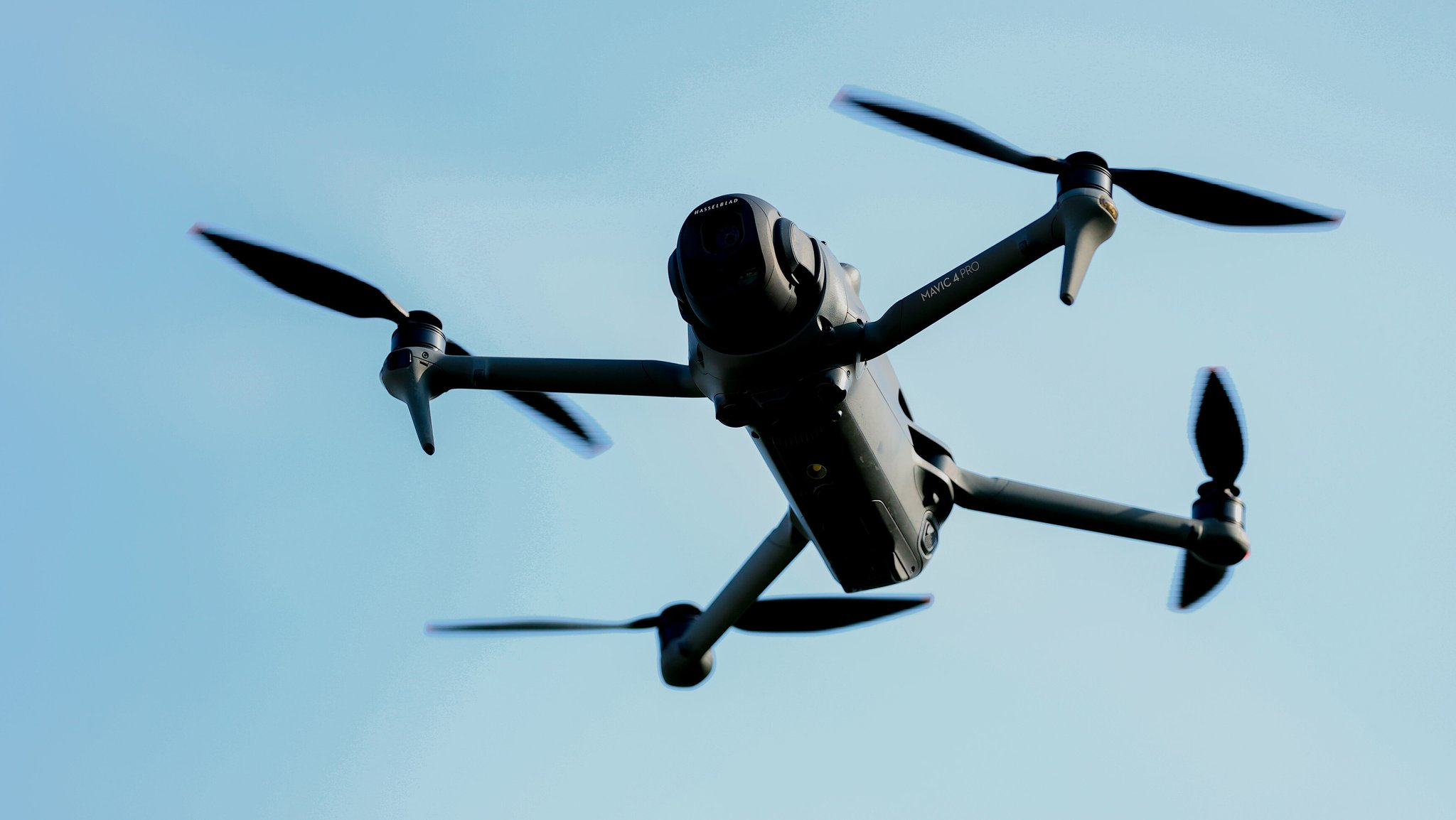 Eine Drohne im Flug (Symbolbild) | Bild: pa/dpa/Maximilian Koch Eine Drohne im Flug (Symbolbild)