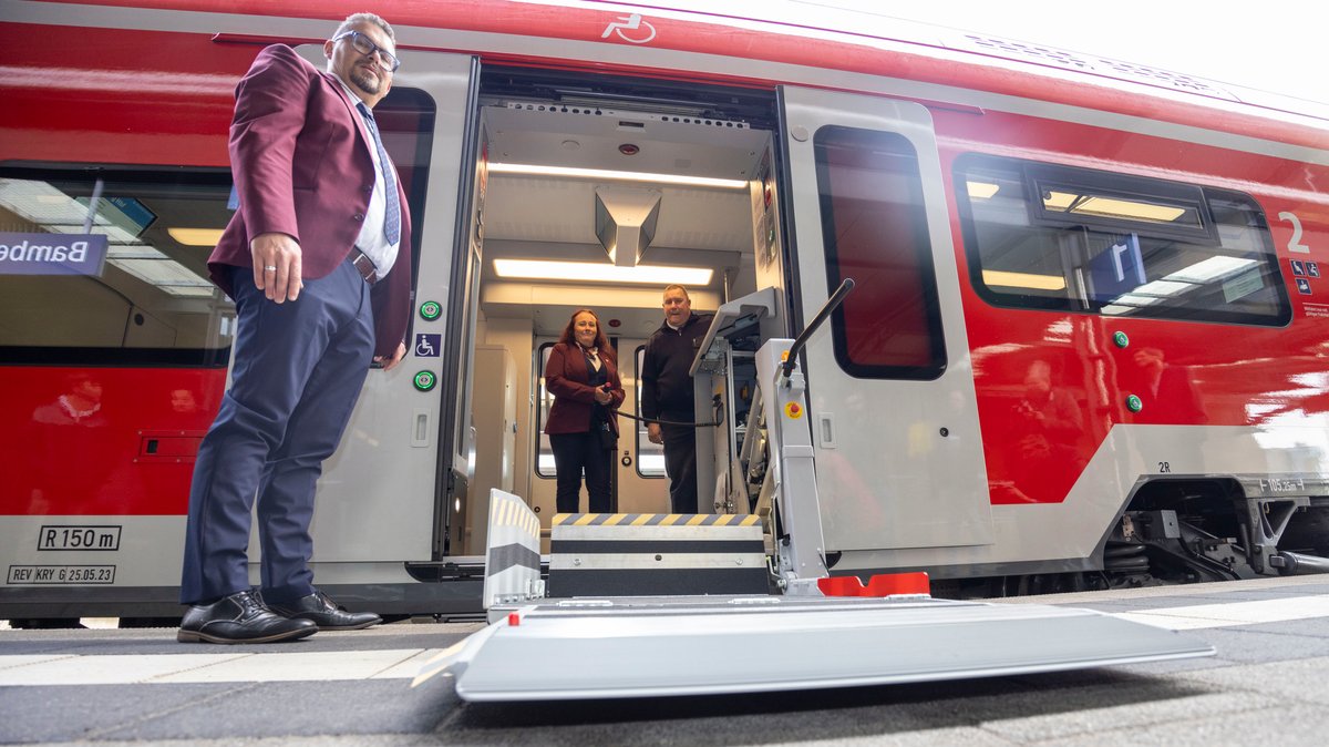Im neuen Franken-Thüringen-Express ist auch ein Aufzug für Rollstuhlfahrer zum Einstieg vorhanden.