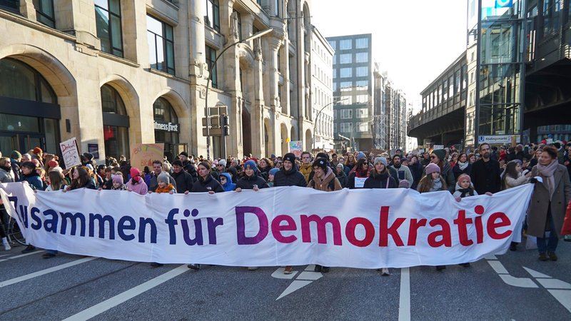Es war wieder ein Sonntag der Demos heute in Deutschland - Zehntausende zogen los, um ein Zeichen gegen rechten Extremismus zu setzen. | Bild: picture alliance / | - Es war wieder ein Sonntag der Demos heute in Deutschland - Zehntausende zogen los, um ein Zeichen gegen rechten Extremismus zu setzen.