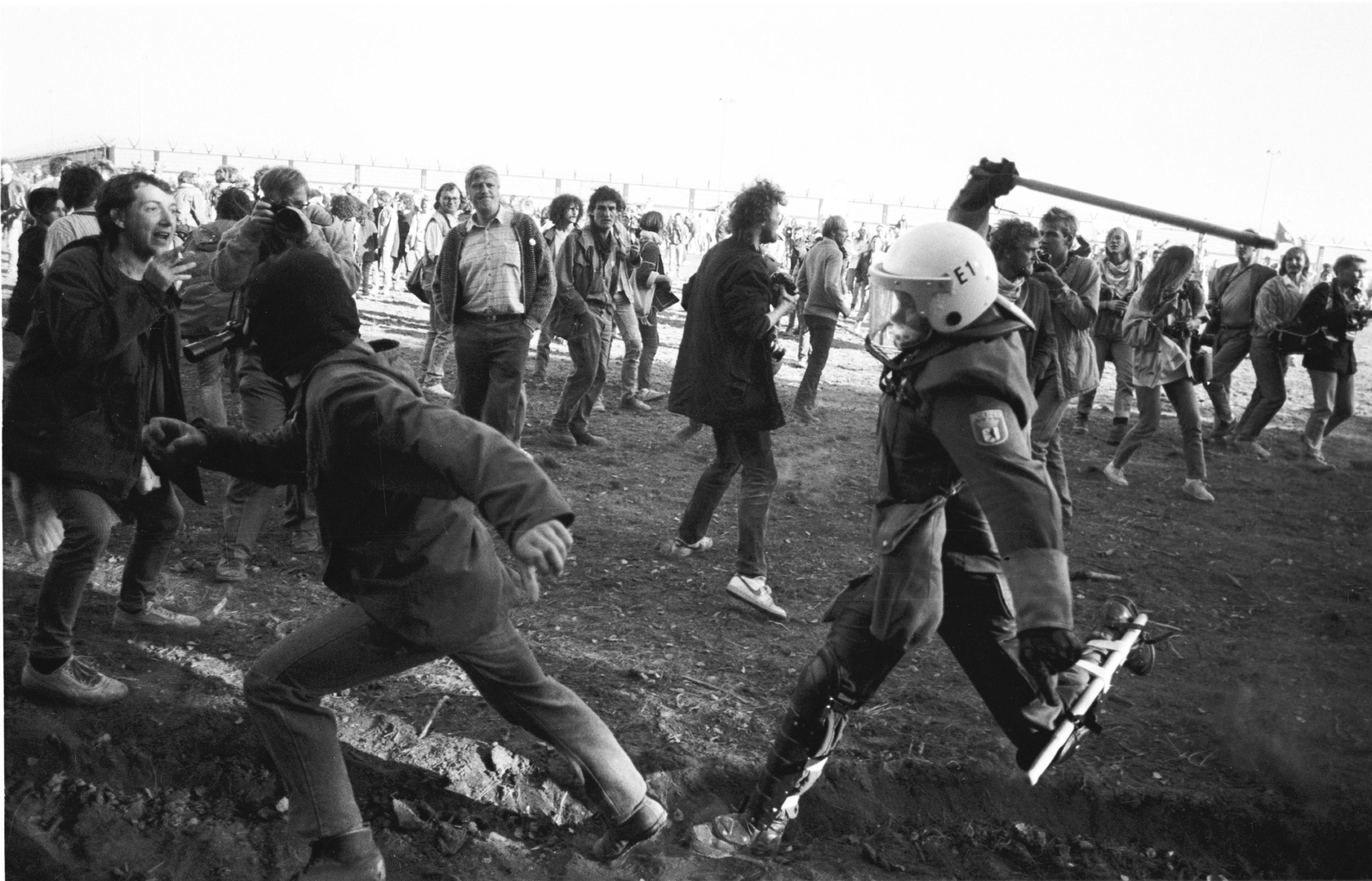Schlagstockeinsatz bei Demonstrationen gegen den Bau der Wiederaufbereitungsanlage (WAA) in Wackersdorf im Oktober 1987. 