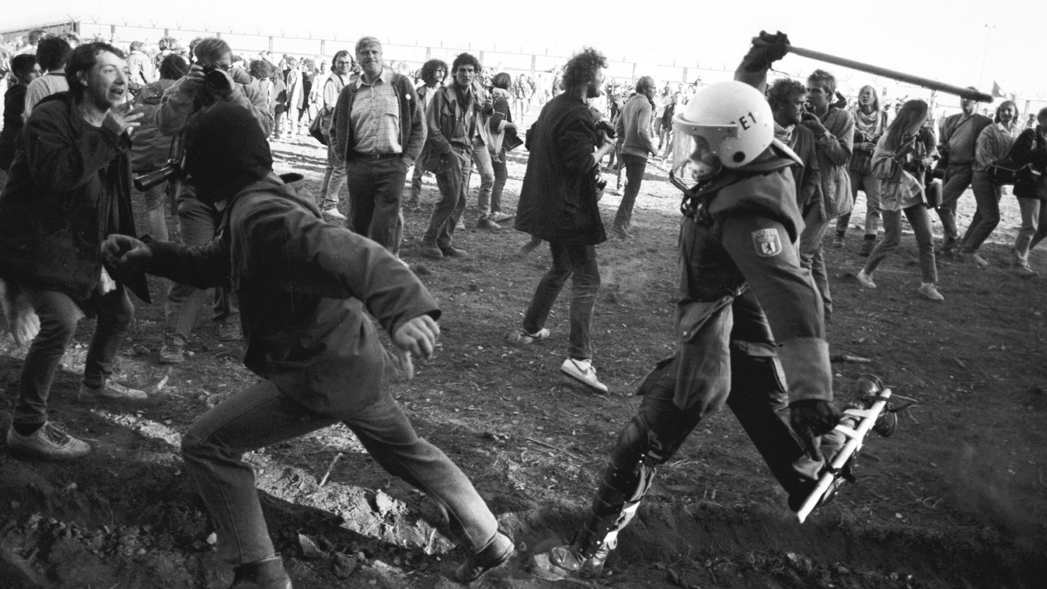 Schlagstockeinsatz bei Demonstrationen gegen den Bau der Wiederaufbereitungsanlage (WAA) in Wackersdorf im Oktober 1987. 