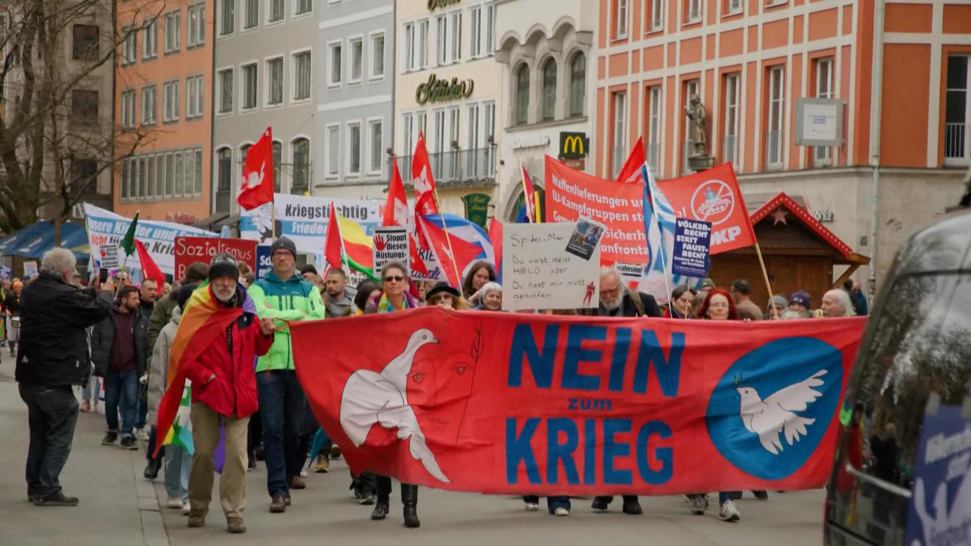 Teilnehmerinnen und Teilnehmer eines Ostermarschs laufen mit Bannern und Plakaten durch eine Straße. Bei den Ostermärschen haben bundesweit Tausende Menschen für Frieden und Abrüstung demonstriert. 