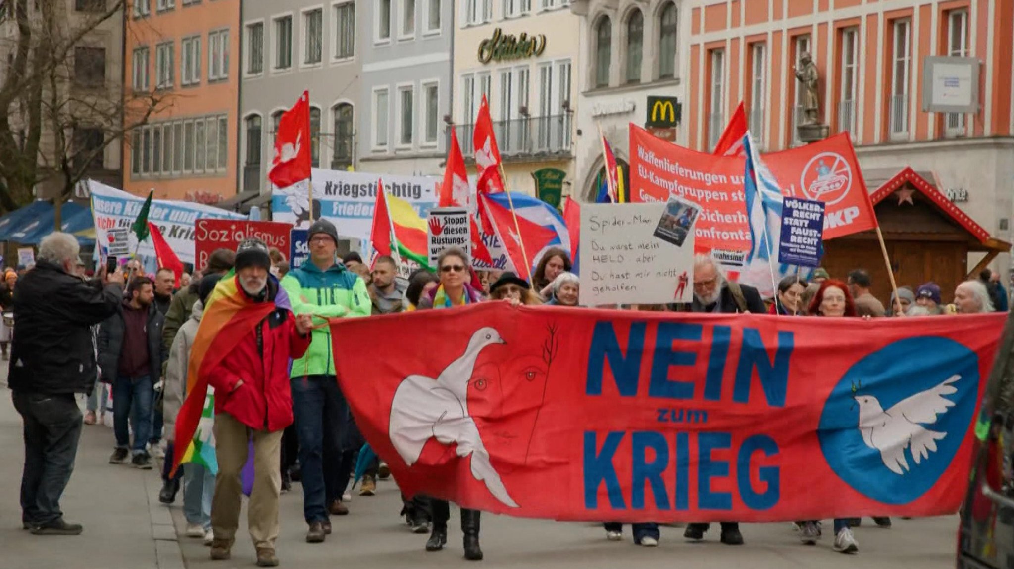 Teilnehmerinnen und Teilnehmer eines Ostermarschs laufen mit Bannern und Plakaten durch eine Straße. Bei den Ostermärschen haben bundesweit Tausende Menschen für Frieden und Abrüstung demonstriert. 