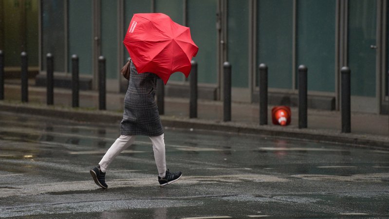 Das Wetter in Bayern: Sturm, Regen und in den Alpen auch Schnee | Bild: dpa-Bildfunk/Frank Rumpenhorst Das Wetter in Bayern: Sturm, Regen und in den Alpen auch Schnee