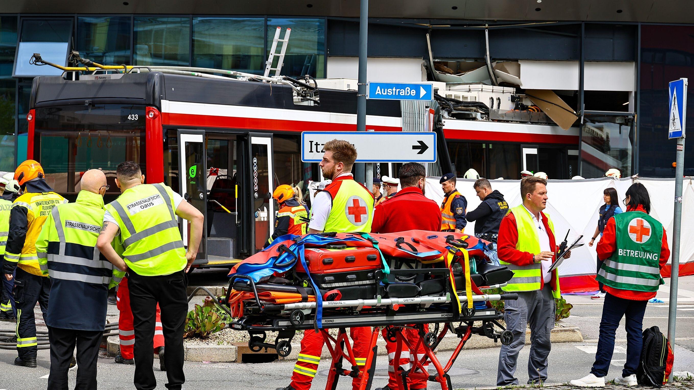 Bus kracht in Salzburger Supermarkt: Fußgänger tot