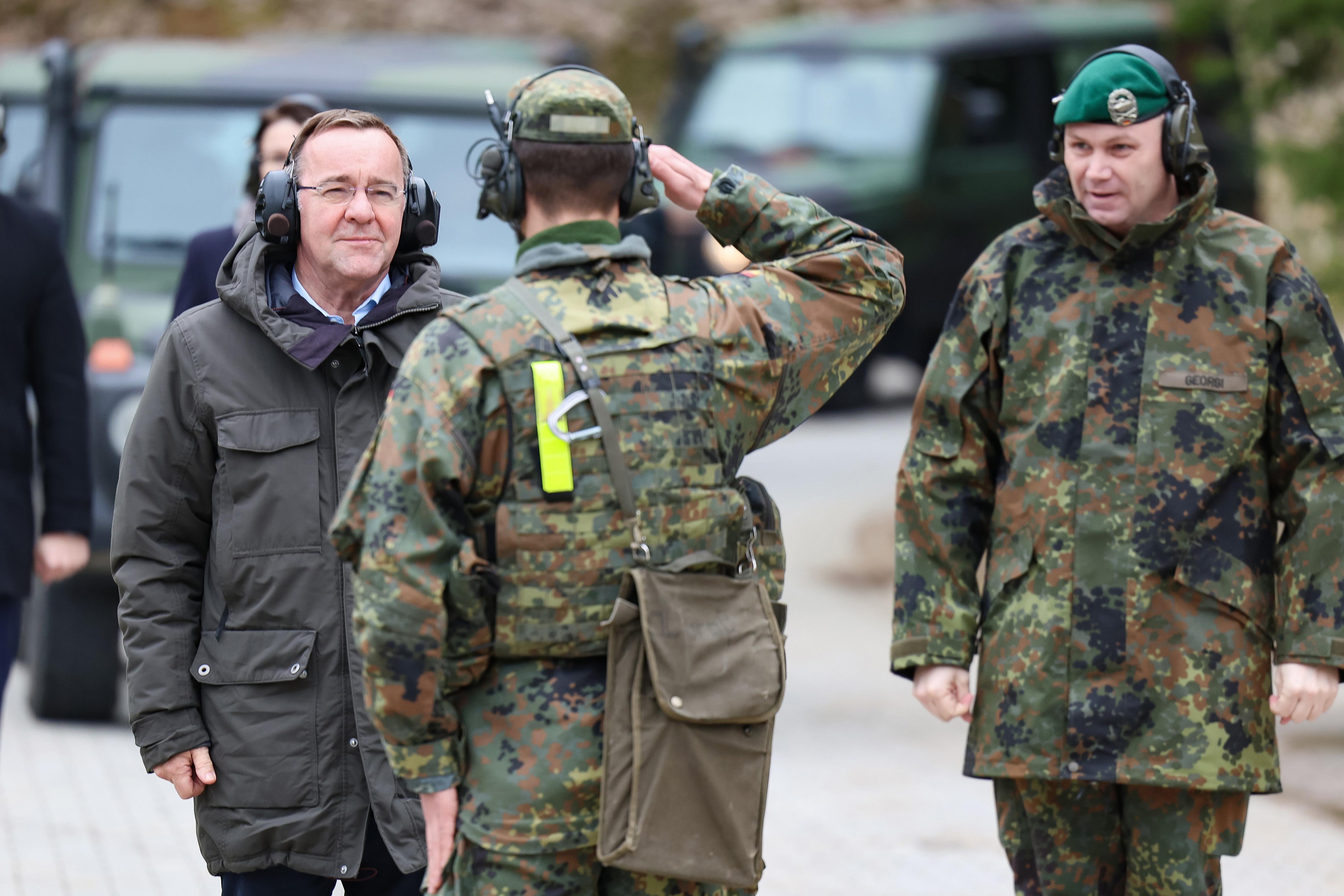 28.02.24: Bundesverteidigungsminister Pistorius (l.) wird bei seinem Besuch des Panzergrenadierbataillon 122 in der Grenzland-Kaserne begrüßt.