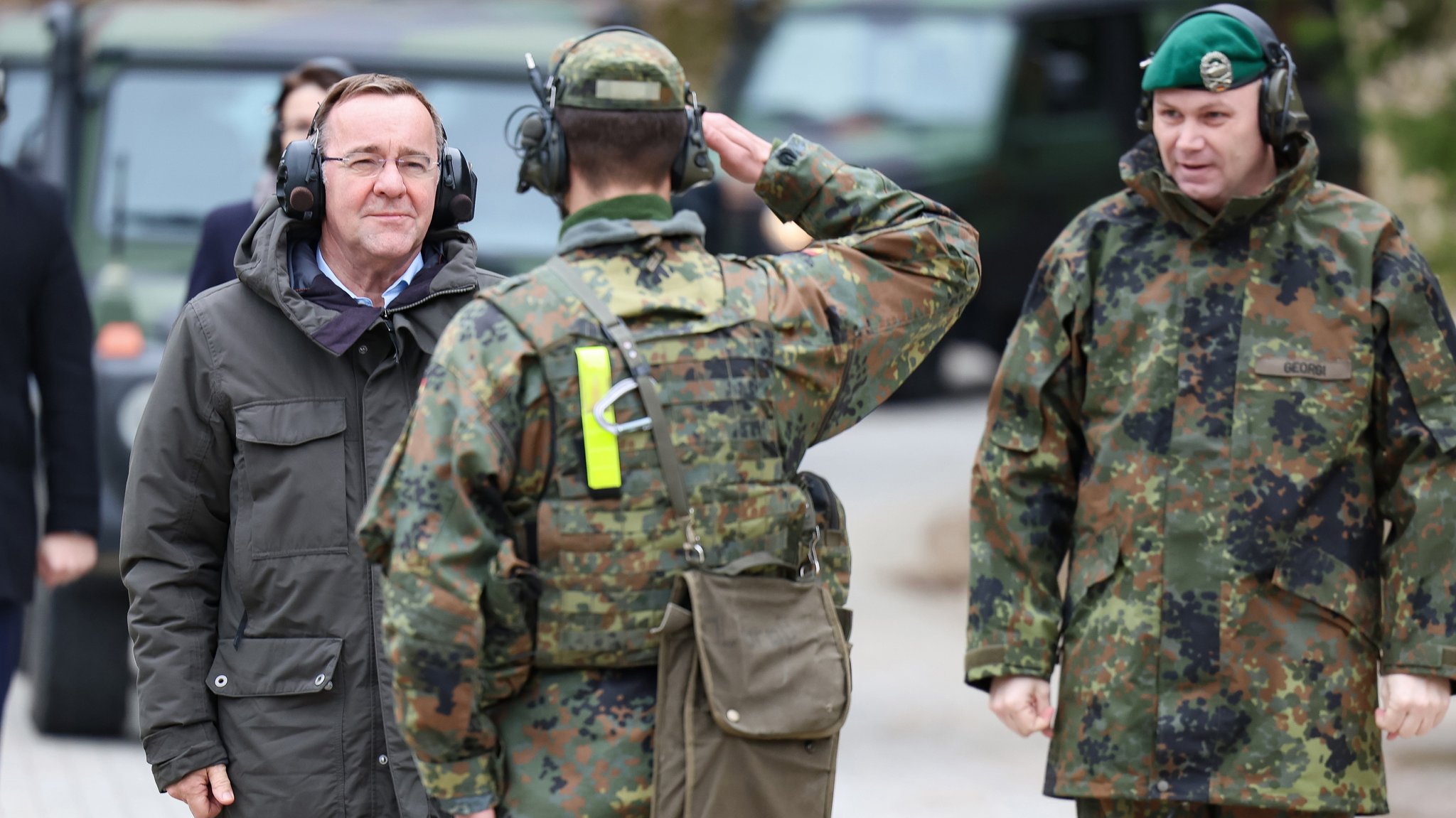 28.02.24: Bundesverteidigungsminister Pistorius (l.) wird bei seinem Besuch des Panzergrenadierbataillon 122 in der Grenzland-Kaserne begrüßt.