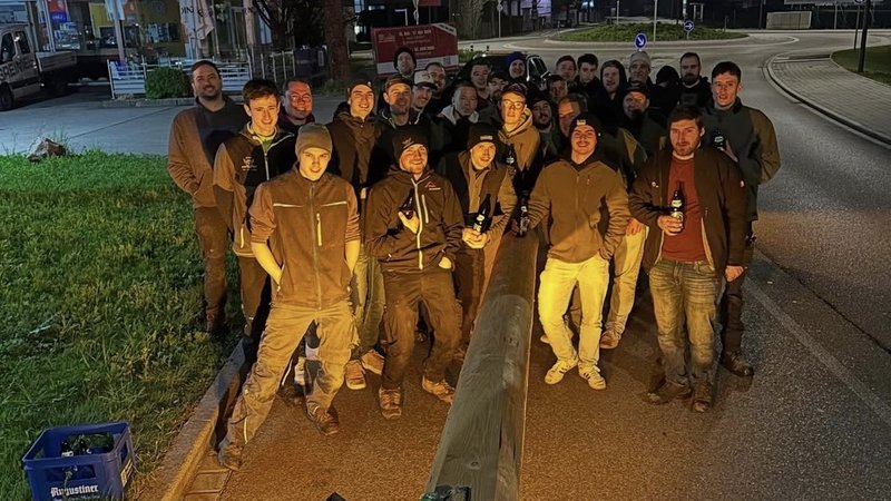 Junge Burschen stehen vor einem Maibaum, den sie gerade gestohlen haben. | Bild: privat / Instagram "Landjugend Inning" Junge Burschen stehen vor einem Maibaum, den sie gerade gestohlen haben.