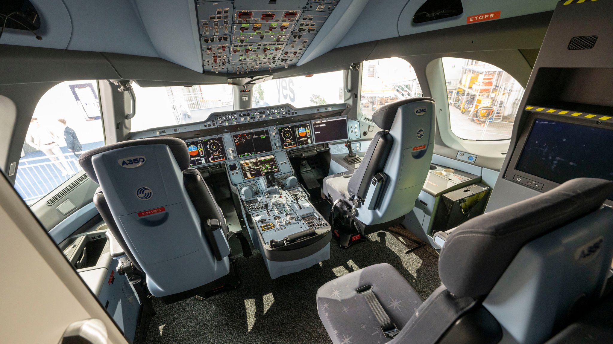 Cockpit eines Airbus A350 - 900. Noch ist der Arbeitsplatz für zwei Piloten ausgelegt. Das könnte sich künftig ändern. | Bild: picture alliance/dpa | Peter Kneffel Cockpit eines Airbus A350 - 900. Noch ist der Arbeitsplatz für zwei Piloten ausgelegt. Das könnte sich künftig ändern.