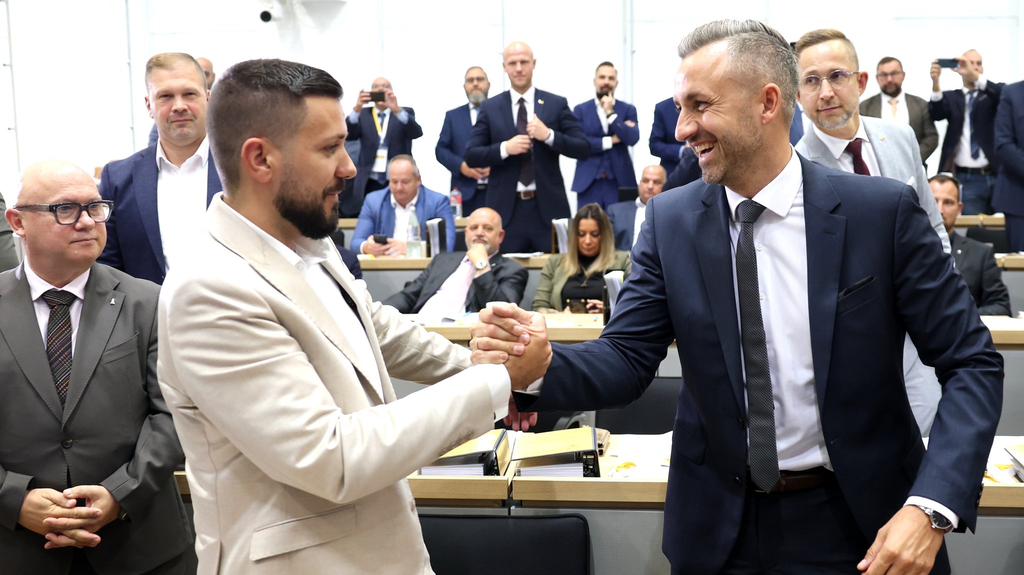 Ulrich Siegmund (AfD) gratuliert Tobias Rausch (AfD) nach dessen Wahl zum Landtagspräsidenten von Sachsen-Anhalt. | Bild: picture alliance/dpa/dpa pool | Jan Woitas Ulrich Siegmund (AfD) gratuliert Tobias Rausch (AfD) nach dessen Wahl zum Landtagspräsidenten von Sachsen-Anhalt.