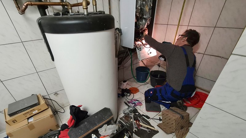 Arbeiten an einer Gastherme | Bild: pa/dpa/blickwinkel/fotototo Arbeiten an einer Gastherme