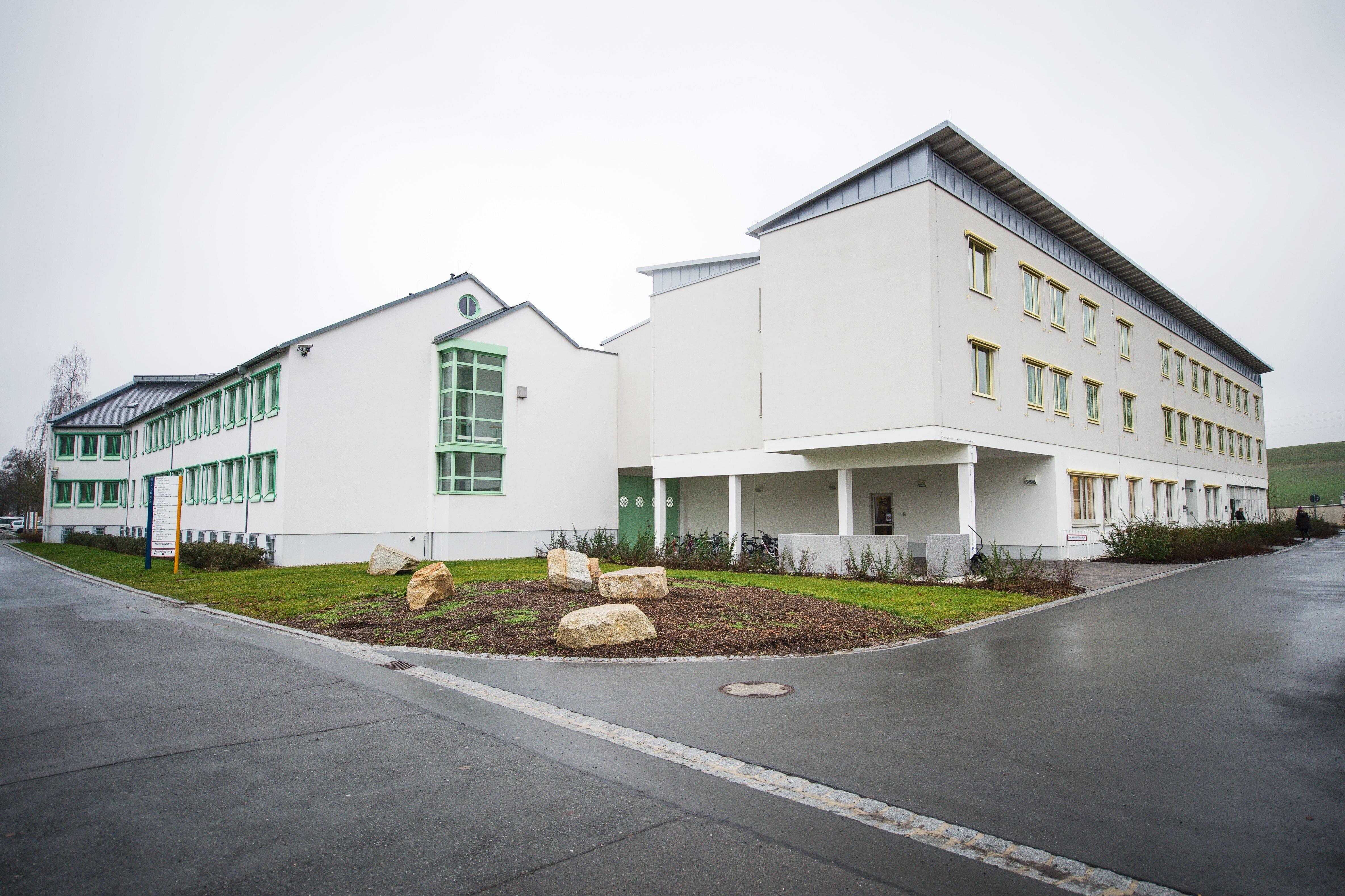 (Archivbild) Die Stationsgebäude der Forensischen Psychatrie des Bezirkskrankenhauses in Bayreuth (Bayern).